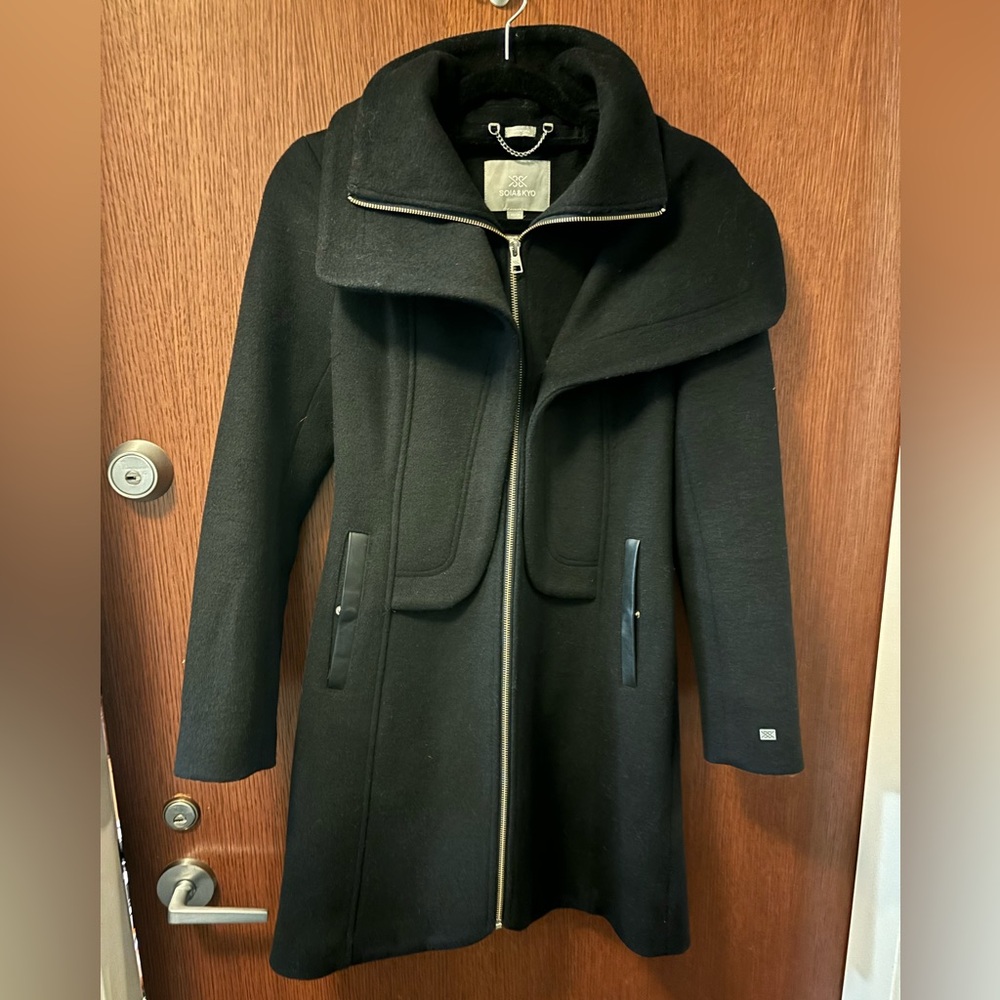 Soia and Kyo black coat